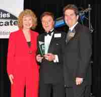 Hal O'Leary with 2009 Volunteer Award – Invisible Disabilities Association